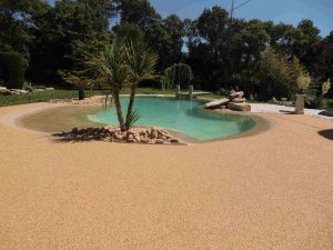 Contour piscine en résine moquette de pierre à Montpellier