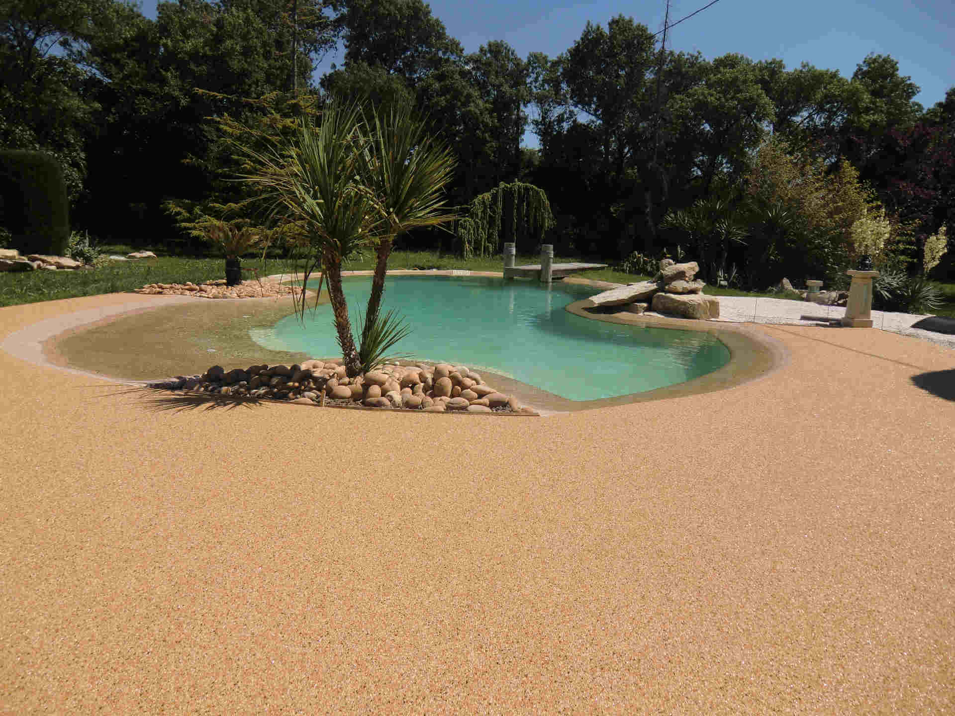 Contour piscine en résine moquette de pierre à Montpellier
