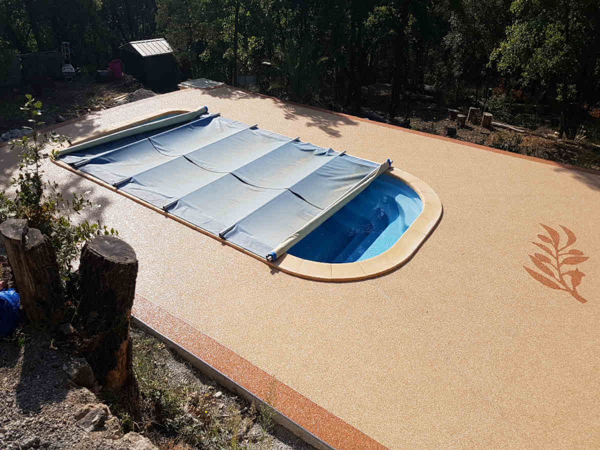 Contour piscine en résine moquette de pierre à Saint Maximin Contour piscine en résine moquette de pierre à Saint Maximin