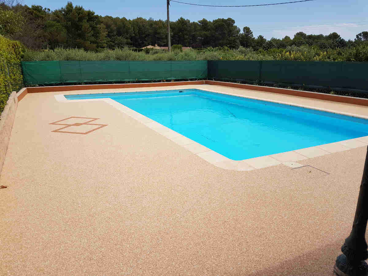 Contour piscine en résine moquette de pierre à Istres Contour piscine en résine moquette de pierre à Istres