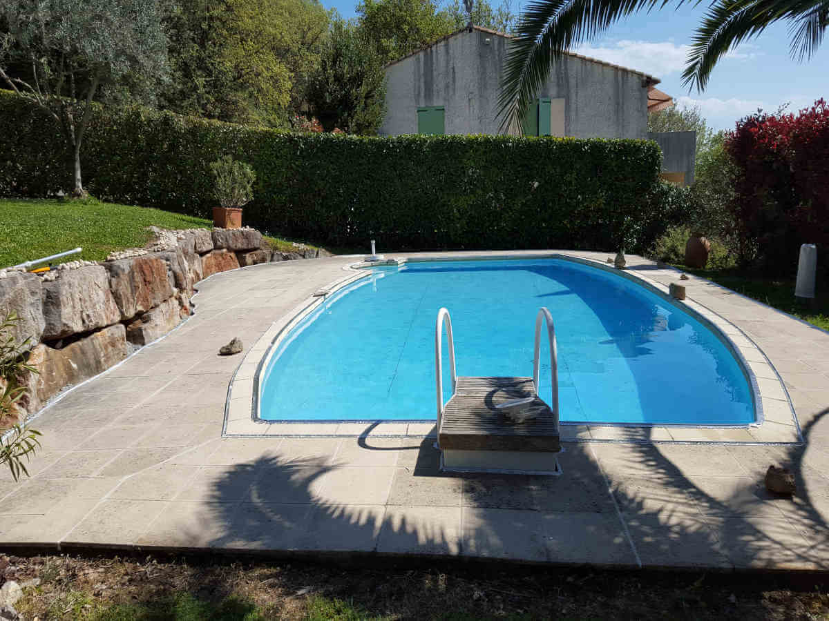 Contour de piscine en résine moquette de pierre à Castelnau le Lez Contour de piscine en résine moquette de pierre à Castelnau le Lez