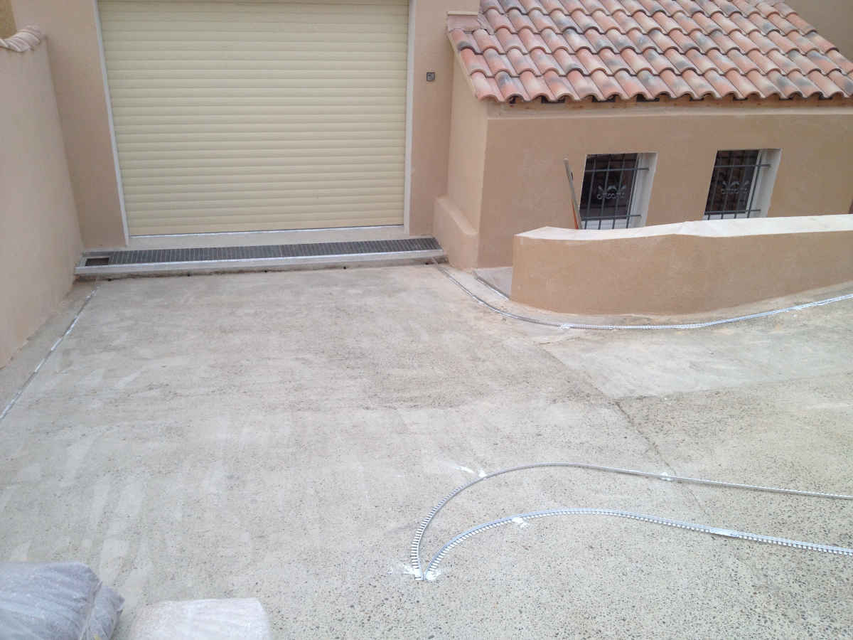 Allée d’entrée et garage en moquette de pierre résine à la Ciotat Allée d’entrée et garage en moquette de pierre résine à la Ciotat