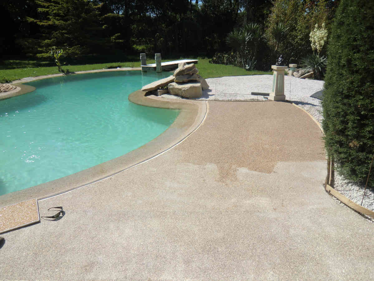 Contour piscine en résine moquette de pierre à Aix en Provence Contour piscine en résine moquette de pierre à Aix en Provence