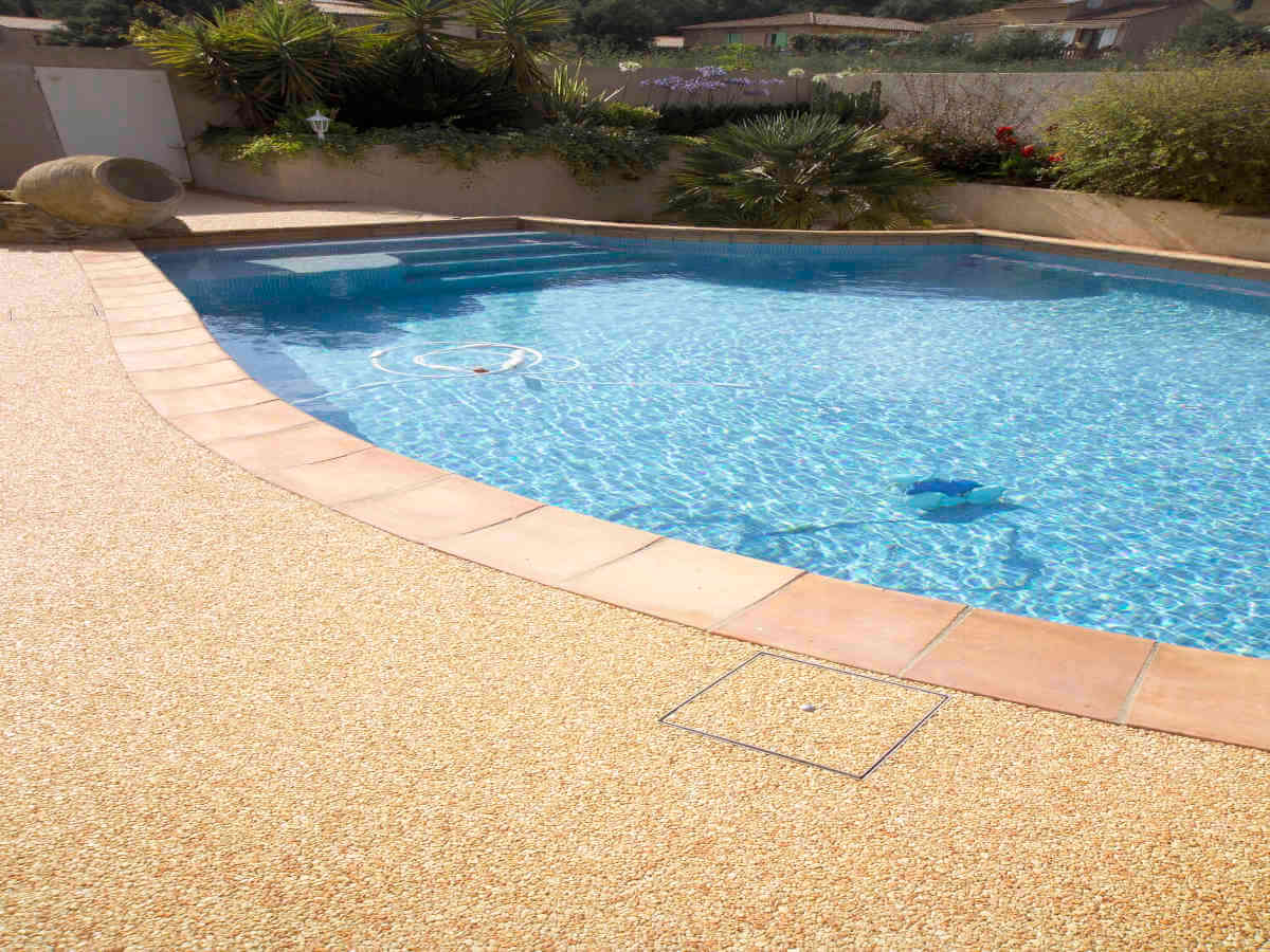 Contour piscine en résine moquette de pierre à Gap