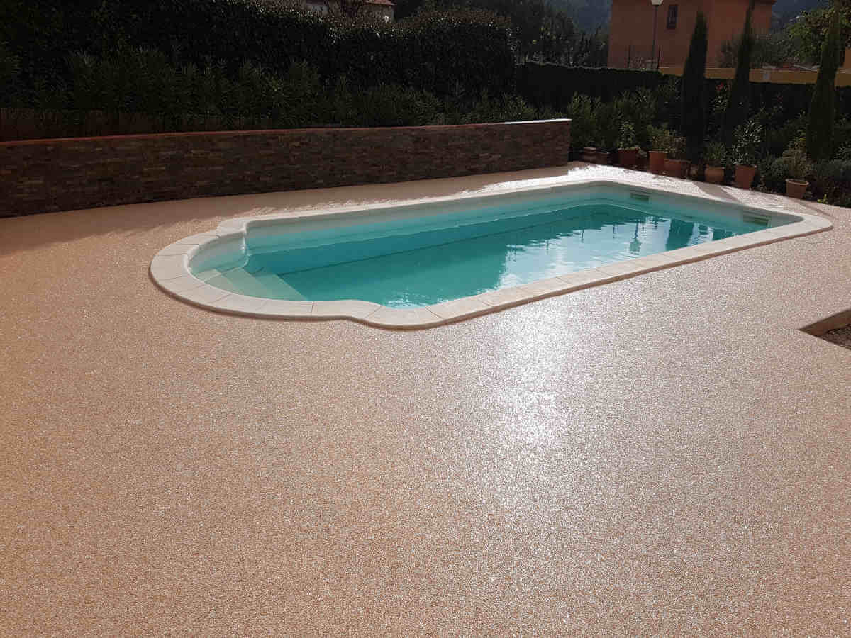 Contour piscine en résine moquette de pierre à Marseille