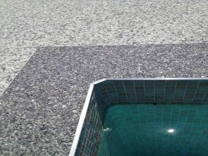 Contour piscine en résine moquette de pierre à Vence
